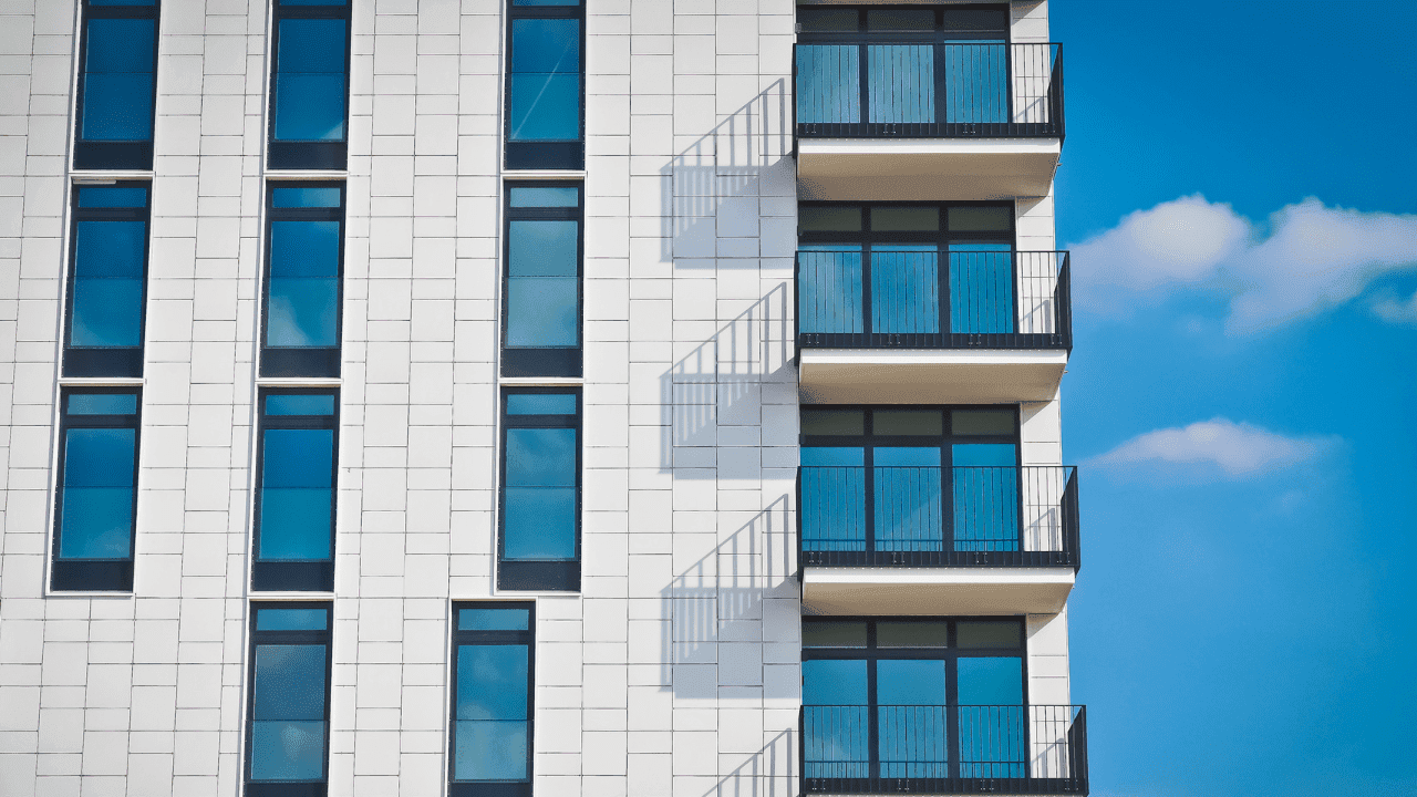 batiment avec balcon