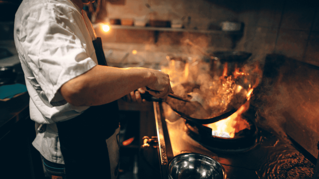 cuisinier faisant à manger