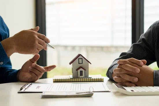 deux hommes qui négocient un contrat dans l'immobilier